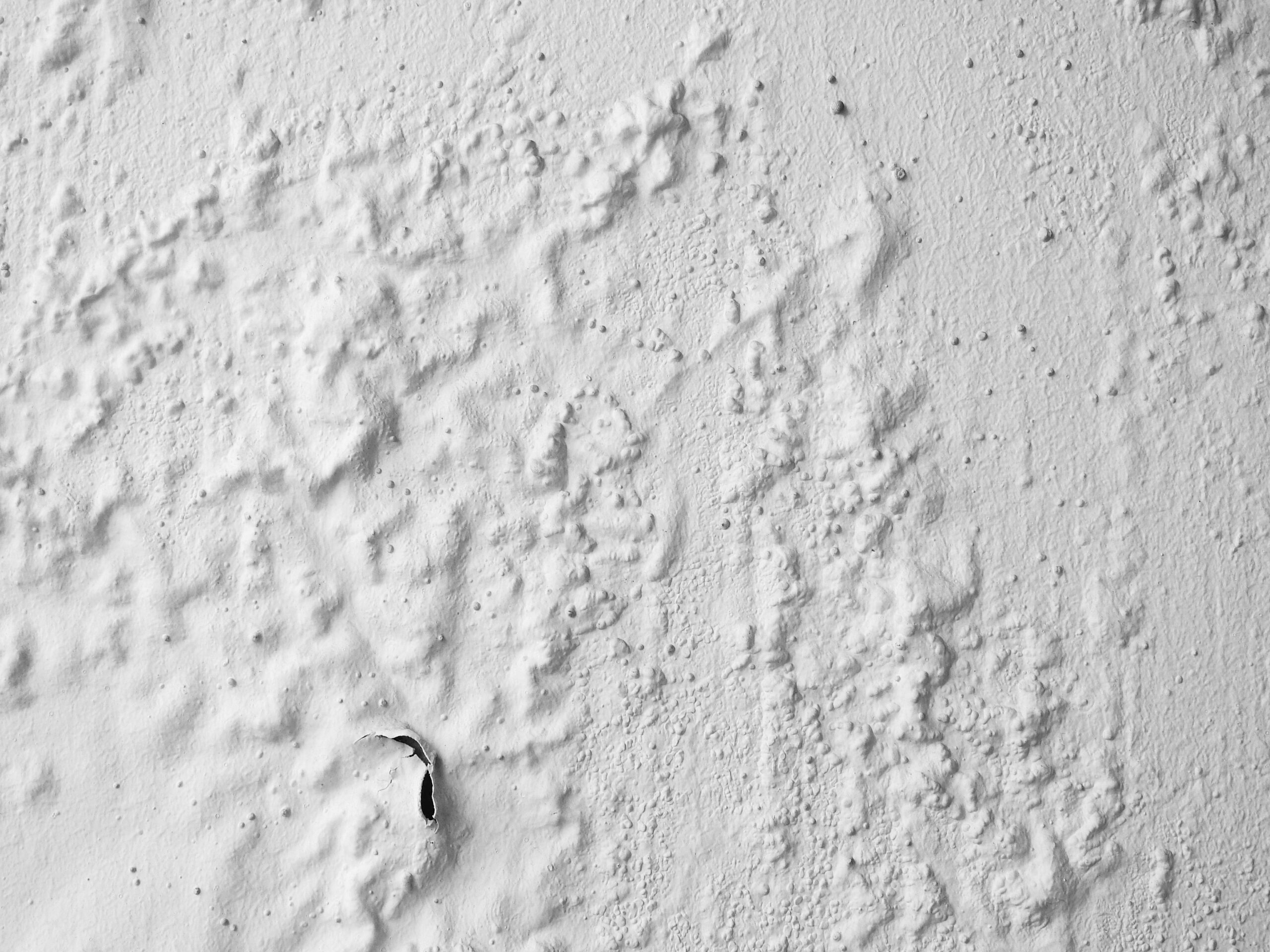 白い壁の質感の色の剥がれの様子